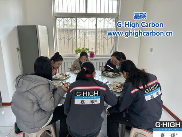深秋暖陽(yáng)下，鐵鍋燉傳遞溫情與力量